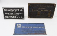 Auktion 361<br>2x alte Firmenschilder, Metallguss,  Größtes 12 x 25cm
