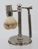 Auktion 361<br>Rasierset in Halter, Gilette, älter, ca. H-17cm