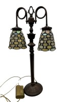 Auktion 361<br>Tischlampe, 2 flammig, Schirme im Tiffany Stil, Stand bronziert