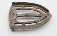 Auktion 361<br>Bügeleisen-Untersetzer, wohl 20er Jahre, Eisen, ca. 15,2 x 11cm