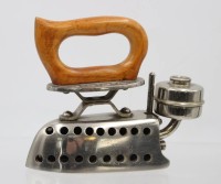 Auktion 361<br>Reisebügeleisen, Spiritusbetrieb, um 1910, Eisen vernickelt, Holzgriff, H-14cm L-17,5cm