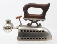Auktion 361<br>Reisebügeleisen, Spiritusbetrieb, um 1910 Eisen vernickelt, Holzgriff, H-14,5cm L-20cm