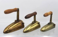 Auktion 361<br>3x div. antike Messing-Bügeleisen, Holzgriffe, versch. Größen, ca. H-15,5 bis 13cm L-16 bis 12,5cm
