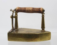 Auktion 361<br>Messing-Bügeleisen, Holzgriff, älter, Schließe defekt, H-13,5cm L-17cm