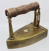 Auktion 361<br>Messing-Bügeleisen, älter, Holzgriff, H-15,5cm L-18cm