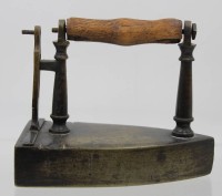 Auktion 361<br>altes Bügeleisen, Messing, mit Einsätzen, Holzgriff, Messing, H-13,5cm L-16cm