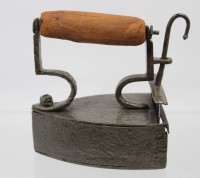 Auktion 361<br>altes Eisenbügeleisen., Holzgriff, starke Gebrauchsspuren, H-12,5cm L-11,5cm