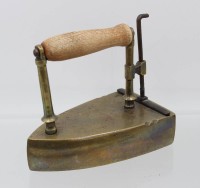 Auktion 361<br>Messing-Bügeleisen, älter, Holzgriff, H-14,5cm L-17,5cm