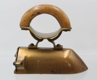 Auktion 361<br>altes Bügeleisen, wohl Bronze, Holzgriff, H-17,5cm L-19,5cm