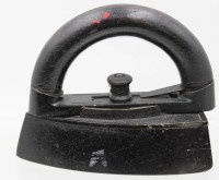 Auktion 361<br>altes Eisenbügeleisen, geschwärzt, H-12cm L-15,2cm