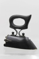 Auktion 361<br>kl. Eisenbügeleisen. älter, Holzgriff, geschwärzt, H-13,5cm L-13,5cm