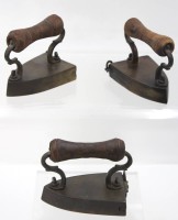 Auktion 361<br>3x kl. Messing-Bügeleisen, Holzgriffe, je ca. H-9,5cm L-11,5cm