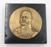 Auktion 361 / Los 7032 <br>patriot. Briefbeschwerer, Marmor mit Bronzeplakette "Bismarck", Marmor leicht bestossen, H-2cm B-8cm