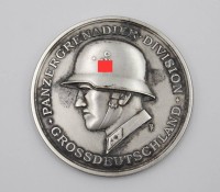 Auktion 361 / Los 7035 <br>Drittes Reich Medaille Panzergrenadier Division Grossdeutschland 1939 Hersteller Deschler München, D-6,5cm, ca. 102gr.