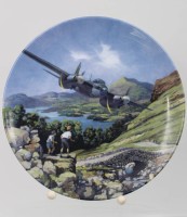 Auktion 361 / Los 7037 <br>Royal Doulton Teller, Heroes of the Sky, Michael Turner, Limited Edition, World War 2, Mosquito Over the Lakes, D-20,5cm