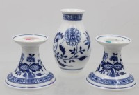 Auktion 368<br>Leuchterpaar und kl. Vase,, Hutschenreuther, Zwiebelmuster, ca. H-12 cm,
