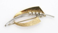 Auktion 361 / Los 1159 <br>Brosche, 585er GG/WG, Brillantbesatz, zus. 5,8gr., L-5,5cm