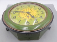 Auktion 361<br>runde Wanduhr in Holzgehäuse, D-32 cm, Ziffernblatt bemalt,