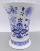 Auktion 361<br>gr. Trichtervase "Hutschenreuther", Zwiebelmuster,  H-20 cm
