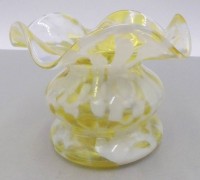 Auktion 361<br>kl.  Kunstglasvase, gelb/weiss, H-10 cm
