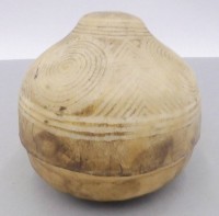 Auktion 361<br>alte Pergament? Deckeldose, Inhalt zerfallene Beinkette, H-10 cm, D-12 cm