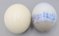 Auktion 361<br>2x Strausseneier, 1x mit Druckdekor, H-15cm