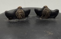 Auktion 361<br>ovale Deckeldose, Lackarbeit, Deckel mit 2 Vögel,  Köpfe fehen, H-10 cm, 23x14 cm