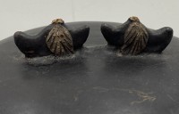 Auktion 361 / Los 15517 <br>ovale Deckeldose, Lackarbeit, Deckel mit 2 Vögel,  Köpfe fehen, H-10 cm, 23x14 cm