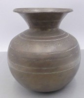 Auktion 361 / Los 15526 <br>antike Bronze Vase/Vorratsgefäss?, umlaufend Gravuren, H-24 cm