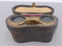 Auktion 361<br>kl. Opernglas in Lederetui "Campbell.Hamburg, Perlmutt-Griffe, L-6 cm
