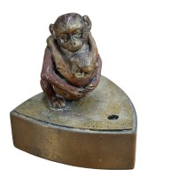 Auktion 361<br>Messing-Dreieck? mit Bronze Affenmutter mit Kind, H-ca. 7 cm, L-ca. 6 cm, kl. Bügeleisen??