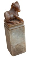 Auktion 361<br>Speckstein Petschaft mit ruhender Ziege, H-7,5 cm