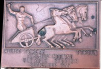 Bronzeplatte "Athletik Wettkämpfe der Alliierten Truppen in Berlin-Olympia-Stadion 1945", 7,5x5 cm