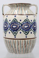 Auktion 361 / Los 9061 <br>Keramik - Henkelvase , älter - Handbemalt , ungemarkt .