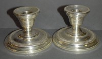 Auktion 337 / Los 11093 <br>Paar Kerzenhalter, Silber-925-, gefüllt, H-7 cm, D-9,8 cm, Dellen etc.