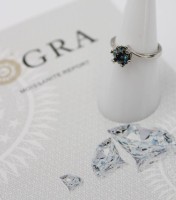 Auktion 361 / Los 1236 <br>Ein 925 Silberring mit ,,Rainbow - Green -Moissanit von 1ct.