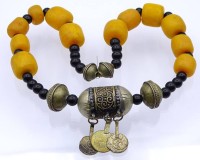 Auktion 361 / Los 1281 <br>Ethno Collier mit Metallgliedern, mit schwarzen Kugeln, Orientalisch, ca. L- 46cm