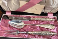 Auktion 361 / Los 11142 <br>3 tg. Besteck, Silber-750- in Kasten dat. 1881, wohl Patengeschenk, anbei Visitenkarte (Silber geputzt-Fotos vorher/nacher), gut erhalten
