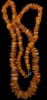 Auktion 361 / Los 1286 <br>lange Bernstein-Halskette, verlaufend, L-ca. 100 cm, ca, 98 gr