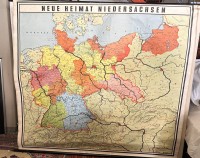 Auktion 362 / Los 6001 <br>gr. Vertriebenen-Wand-Landkarte "Neue Heimat Niedersachsen" mit Deutsches Reich Ostgebieten, beschrieben als "unter polnischer Verwaltung bzw. sowjetischer..."