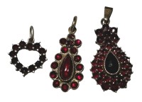 Auktion 362 / Los 1013 <br>3x div. kleine Granatanhänger, Silber-830- und Doubleè, zus. 6,6 gr, max. H-3 cm