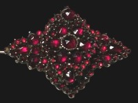 Auktion 362 / Los 1016 <br>alte Granatbrosche, wohl Tombak, B-ca. 3,5 cm, 5,5 gr.