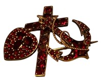 Auktion 362 / Los 1019 <br>gr. Nadel "Glaube-Liebe-Hoffnung" Granate mit Tombak, 3,5x3,3 cm, 5,1 gr
