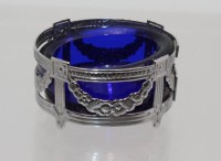 Auktion 362 / Los 11008 <br>Gewürzschälchen, versilbert, blauer Glaseinsatz, H-3cm B-5,5cm