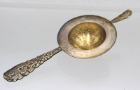 Los 11047 <br>versilbertes Teesieb, um 1910/20, verso monogrammiert, L-19cm