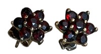 Auktion 362 / Los 1025 <br>Paar Ohrstecker mit Granate, wohl vergoldet, D-1 cm, 2,7 gr.