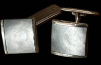 Auktion 362<br>Paar Silber-835- Manchettenknöpfe, Front mit Perlmutt-Platte "HGR", zus. 15,4 gr.