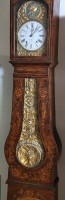 Auktion 362<br>Comtoise Standuhr um 1850-1880 , Holz reich intarsiert, Prunkpendel und 2 Eisengewichte, Werk läuft, Gehäuse H-229 cm, B-50 cm, T-20 cm