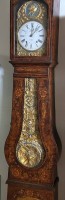 Auktion 365<br>Comtoise Standuhr um 1850-1880 , Holz reich intarsiert, Prunkpendel und 2 Eisengewichte, Werk läuft, Gehäuse H-229 cm, B-50 cm, T-20 cm