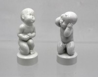 Auktion 362<br>2x sogen. Schmerzkinder, Kopfweh und Bauchweh, Bing &amp; Gröndahl, Weißporzellan, ca. H-11,5cm
